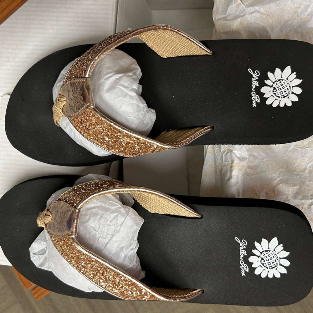 Yellow Box Feliks Glitter Flip Flop
Rose gold size 10 NWT